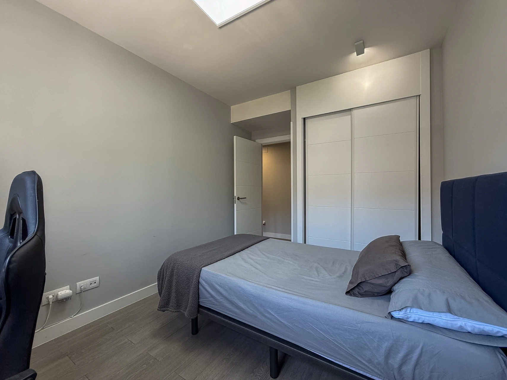 Piso prácticamente a estrenar con 4 dormitorios, gran terraza, 2 garajes y urbanización completa en Aguas Vivas