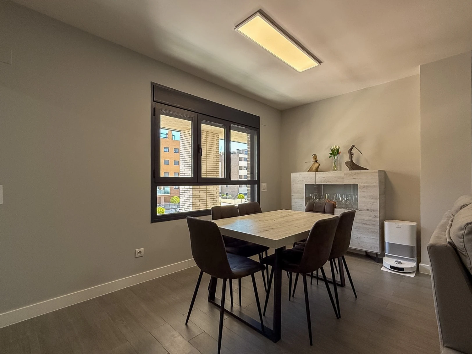 Piso prácticamente a estrenar con 4 dormitorios, gran terraza, 2 garajes y urbanización completa en Aguas Vivas