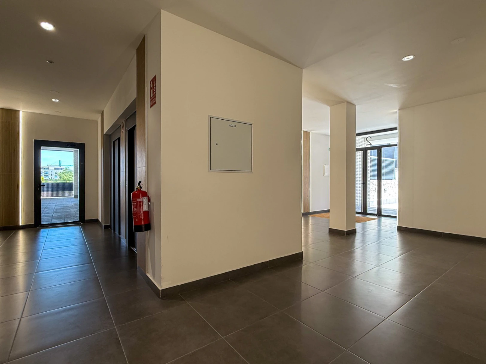 Piso prácticamente a estrenar con 4 dormitorios, gran terraza, 2 garajes y urbanización completa en Aguas Vivas