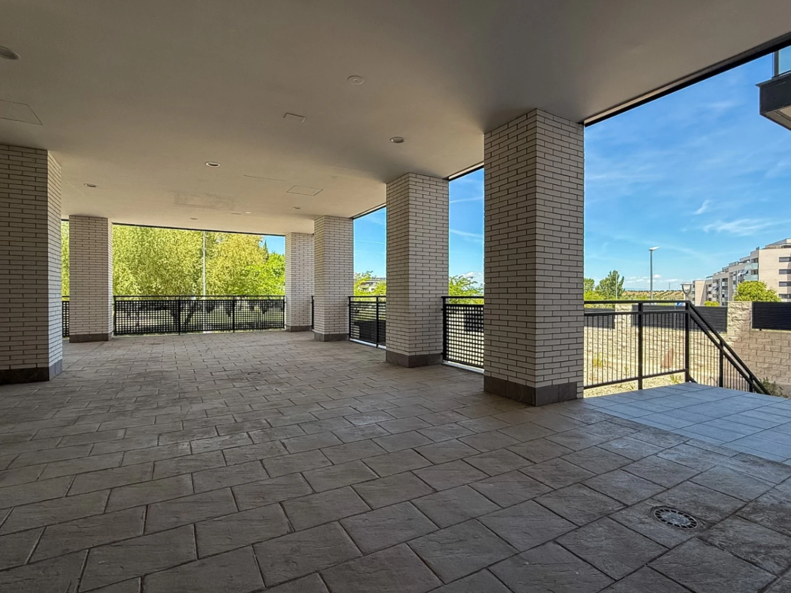 Piso prácticamente a estrenar con 4 dormitorios, gran terraza, 2 garajes y urbanización completa en Aguas Vivas