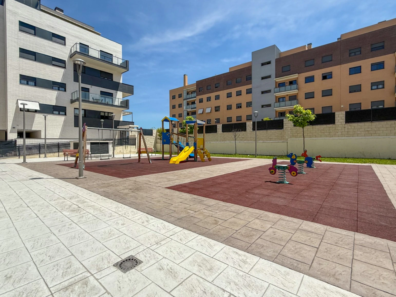 Piso prácticamente a estrenar con 4 dormitorios, gran terraza, 2 garajes y urbanización completa en Aguas Vivas