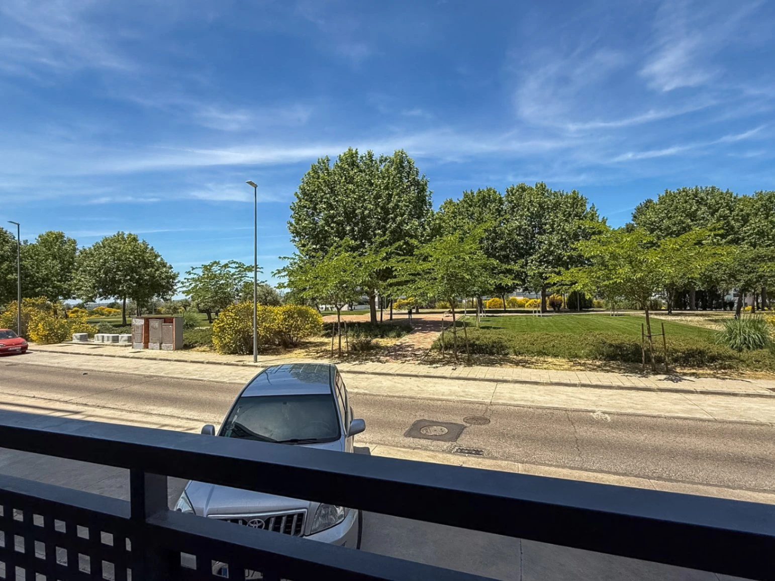 Piso prácticamente a estrenar con 4 dormitorios, gran terraza, 2 garajes y urbanización completa en Aguas Vivas