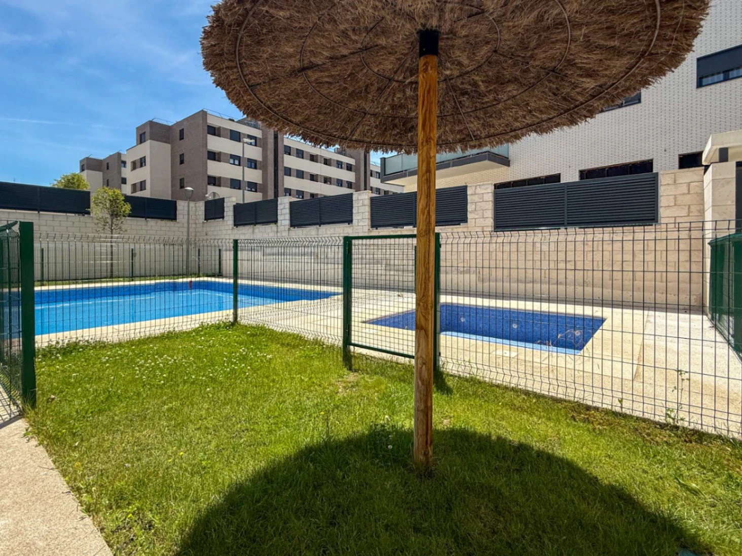 Piso prácticamente a estrenar con 4 dormitorios, gran terraza, 2 garajes y urbanización completa en Aguas Vivas