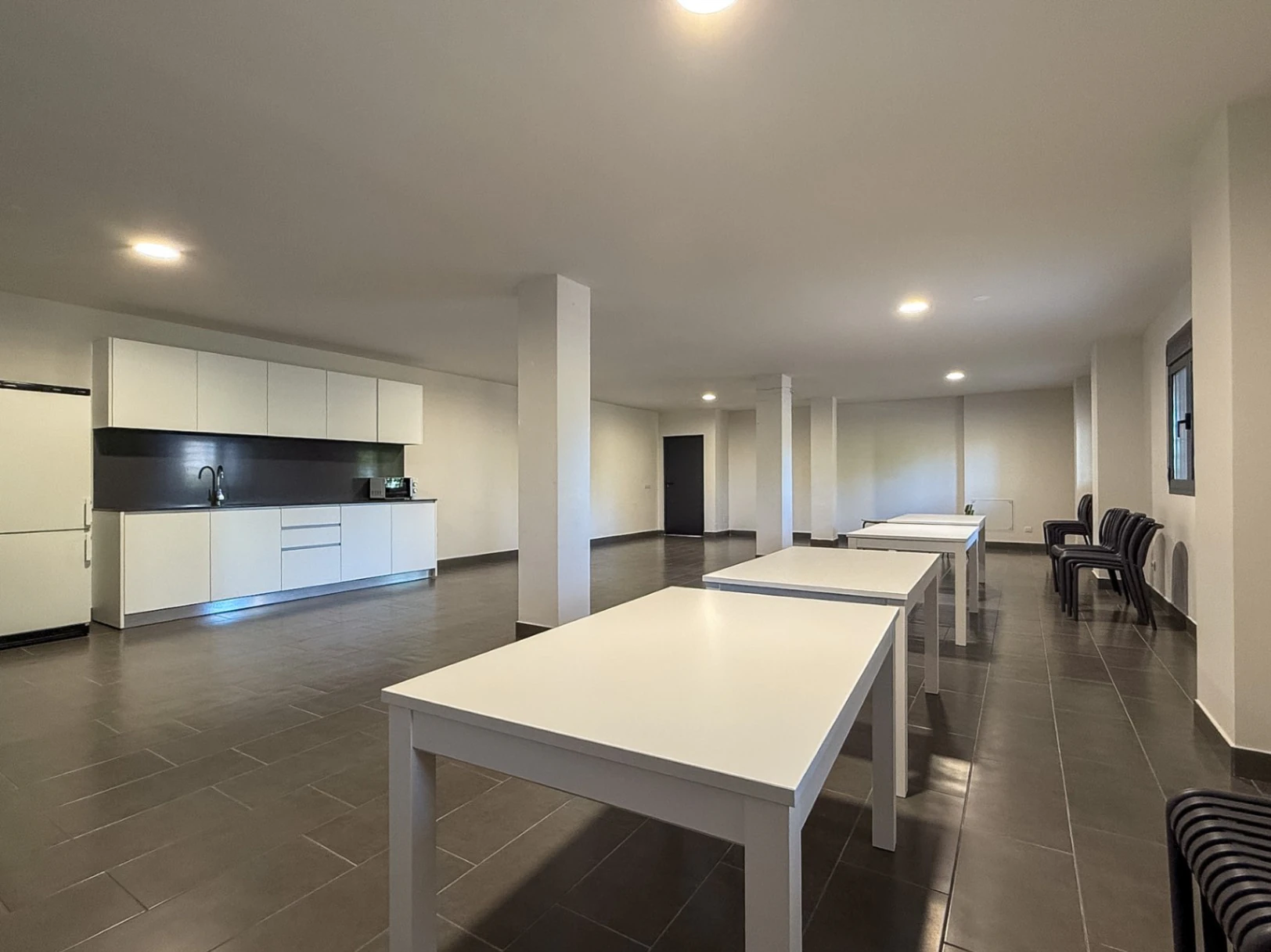 Piso prácticamente a estrenar con 4 dormitorios, gran terraza, 2 garajes y urbanización completa en Aguas Vivas