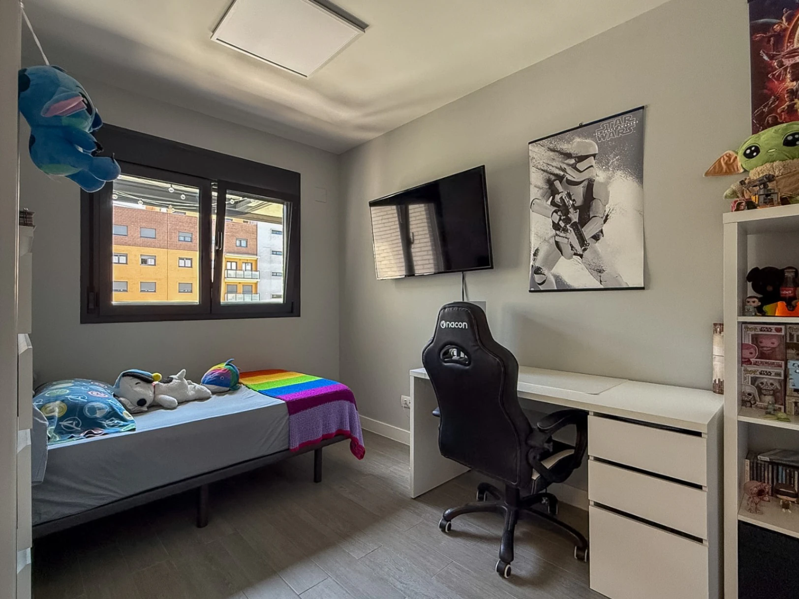Piso prácticamente a estrenar con 4 dormitorios, gran terraza, 2 garajes y urbanización completa en Aguas Vivas