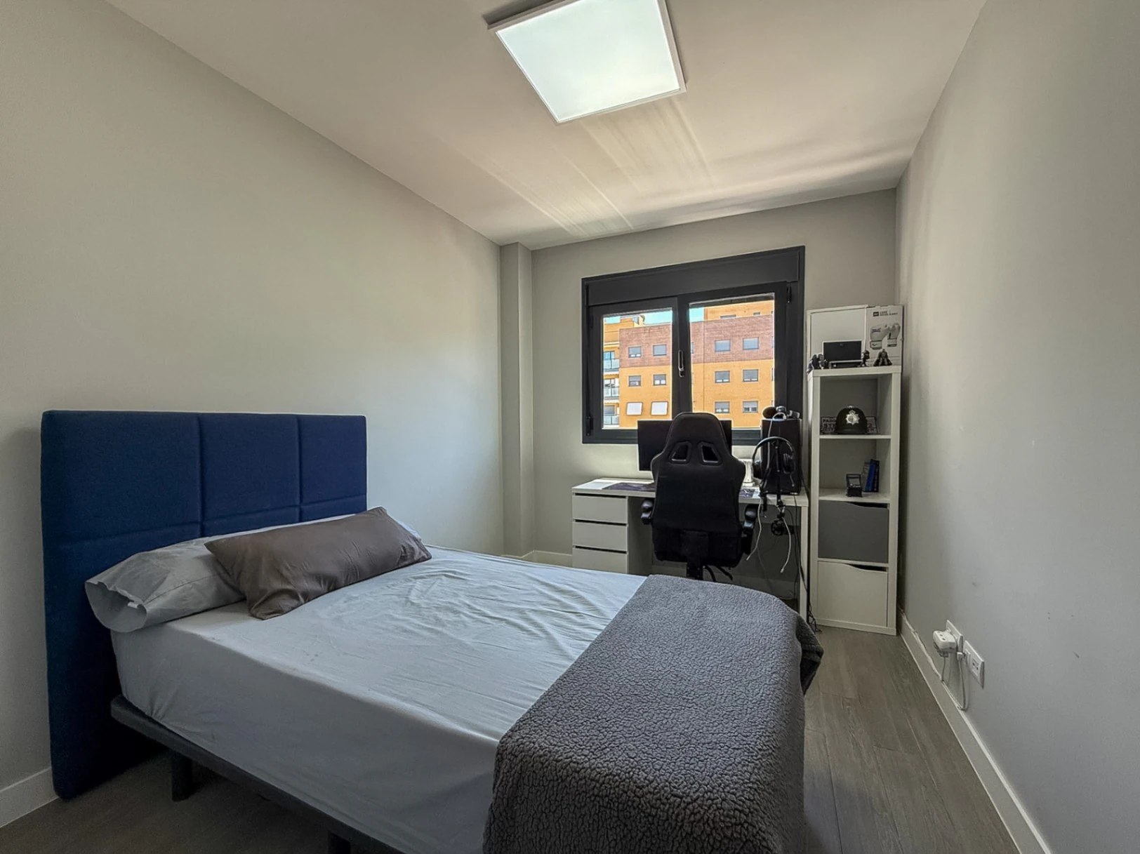 Piso prácticamente a estrenar con 4 dormitorios, gran terraza, 2 garajes y urbanización completa en Aguas Vivas