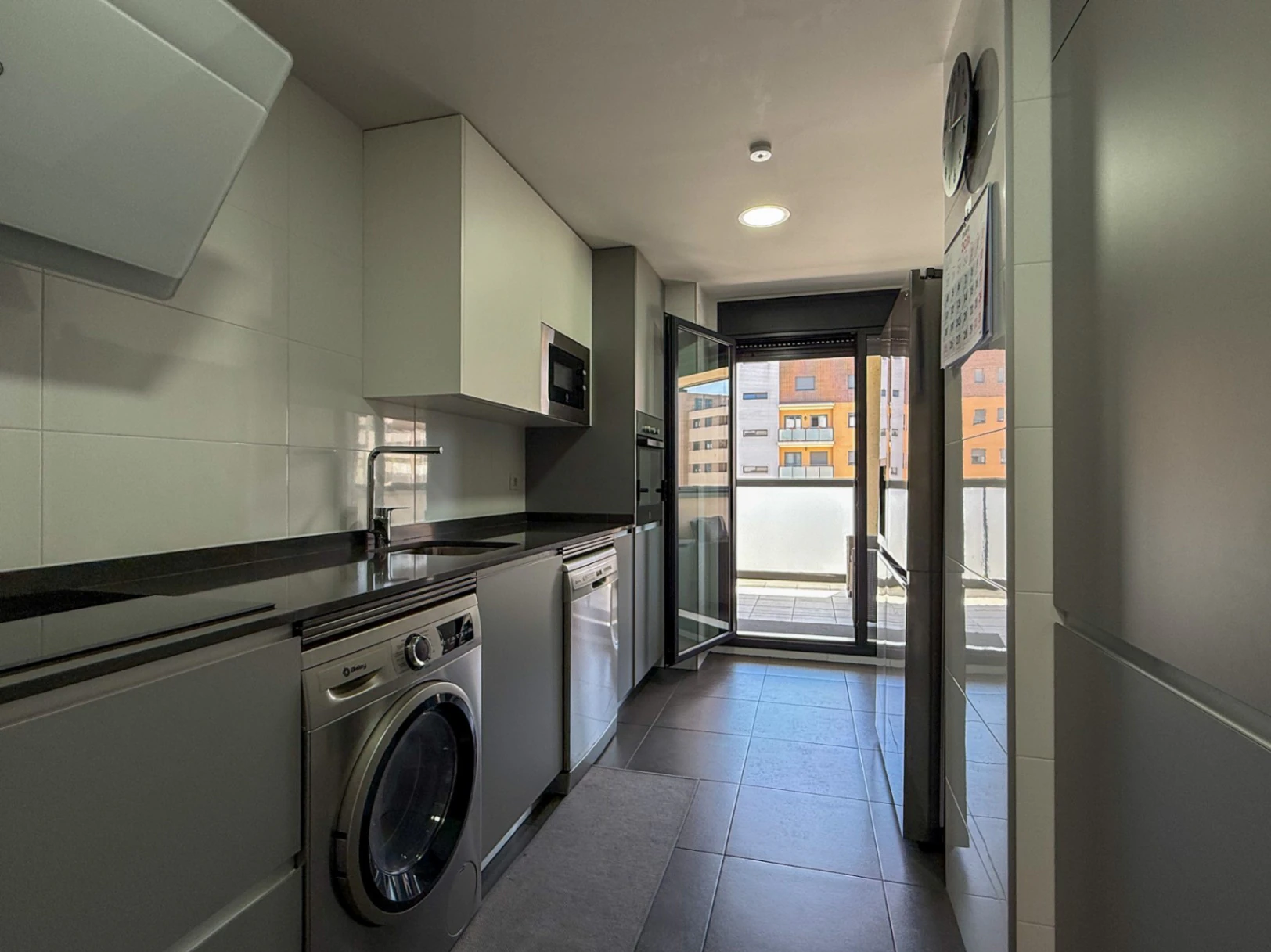 Piso prácticamente a estrenar con 4 dormitorios, gran terraza, 2 garajes y urbanización completa en Aguas Vivas