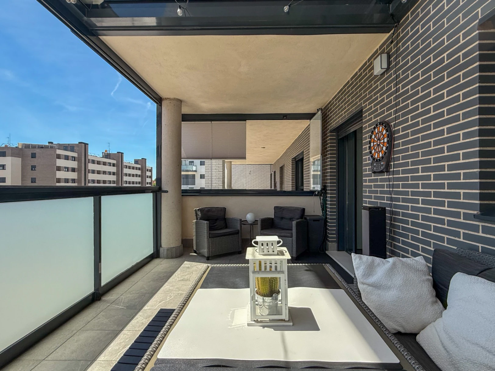Piso prácticamente a estrenar con 4 dormitorios, gran terraza, 2 garajes y urbanización completa en Aguas Vivas