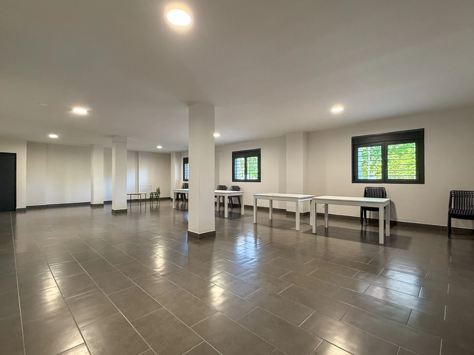 Piso prácticamente a estrenar con 4 dormitorios, gran terraza, 2 garajes y urbanización completa en Aguas Vivas