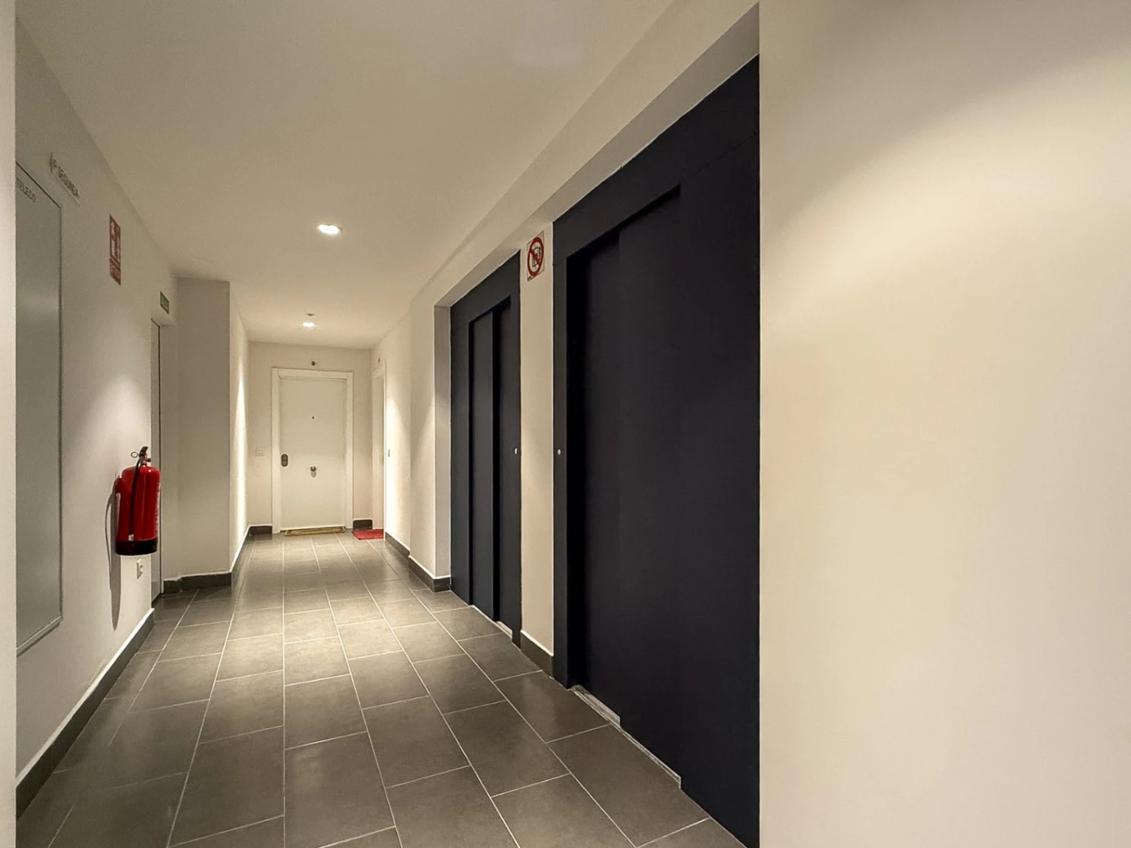 Piso prácticamente a estrenar con 4 dormitorios, gran terraza, 2 garajes y urbanización completa en Aguas Vivas