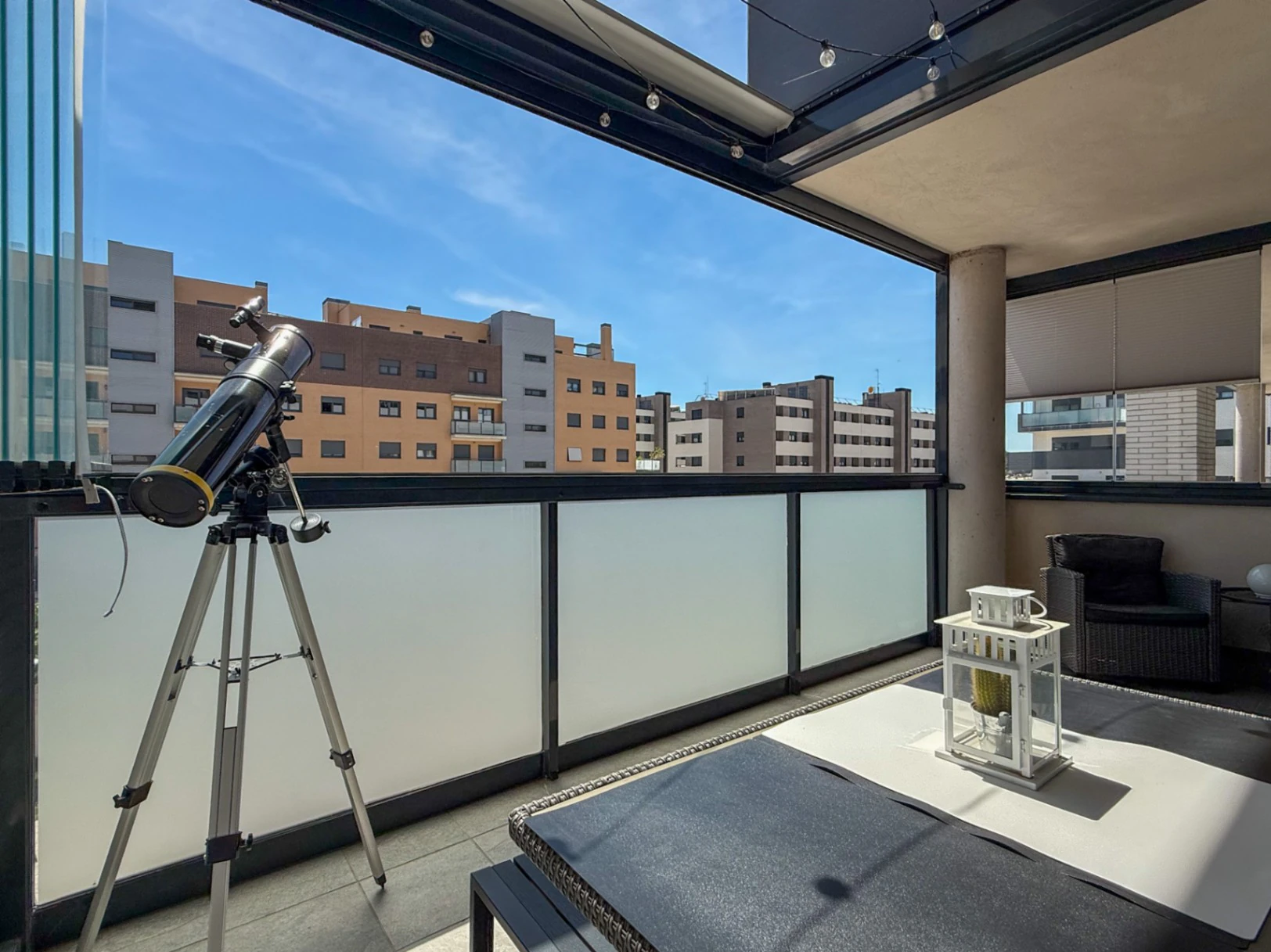 Piso prácticamente a estrenar con 4 dormitorios, gran terraza, 2 garajes y urbanización completa en Aguas Vivas