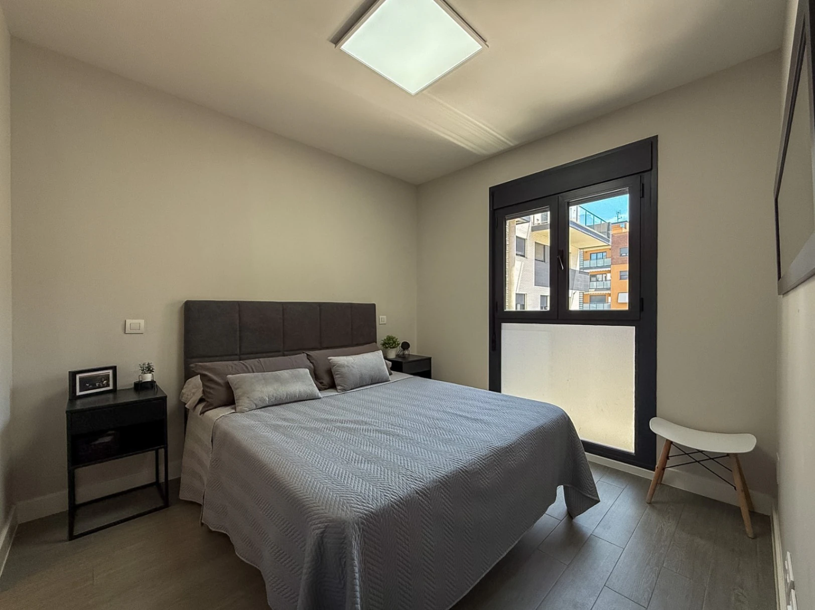 Piso prácticamente a estrenar con 4 dormitorios, gran terraza, 2 garajes y urbanización completa en Aguas Vivas