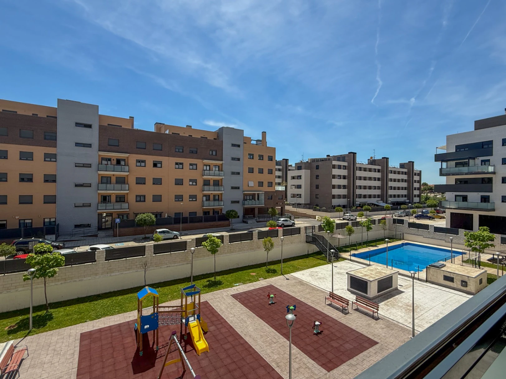 Piso prácticamente a estrenar con 4 dormitorios, gran terraza, 2 garajes y urbanización completa en Aguas Vivas