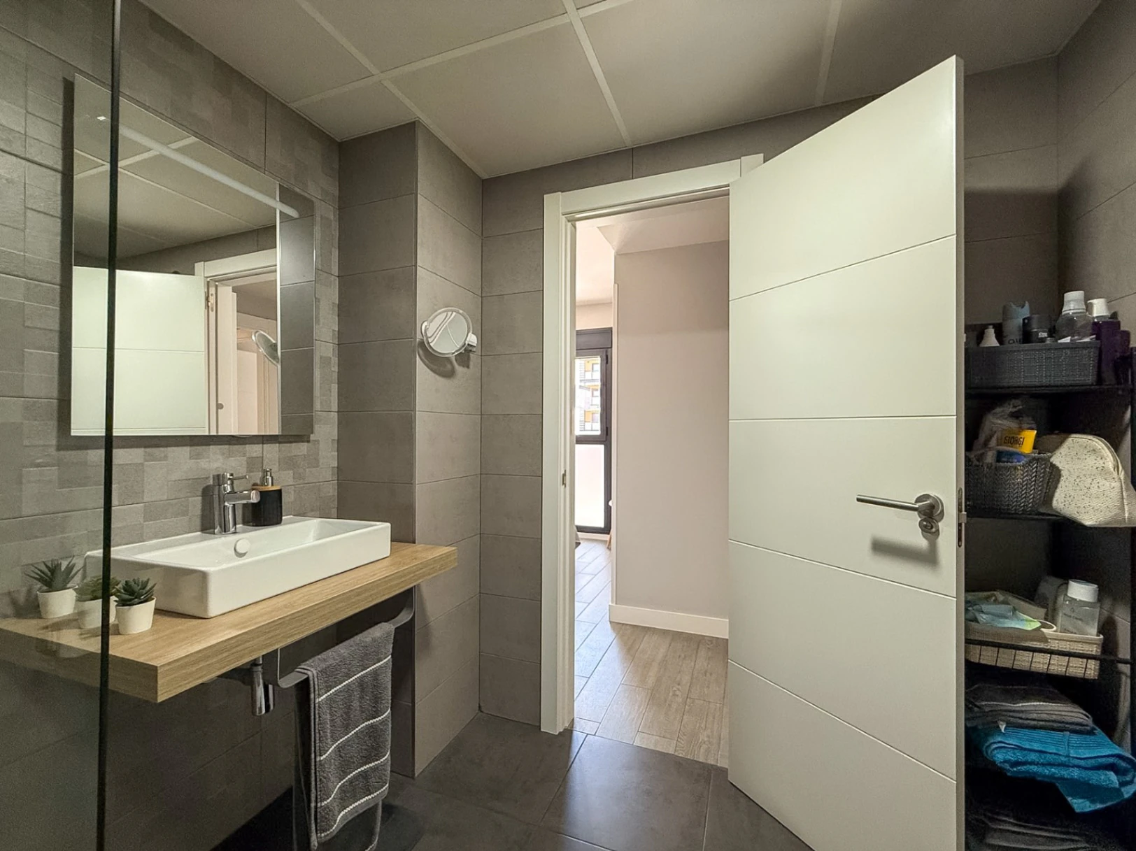 Piso prácticamente a estrenar con 4 dormitorios, gran terraza, 2 garajes y urbanización completa en Aguas Vivas