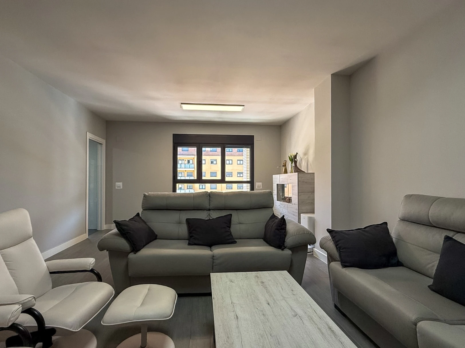 Piso prácticamente a estrenar con 4 dormitorios, gran terraza, 2 garajes y urbanización completa en Aguas Vivas