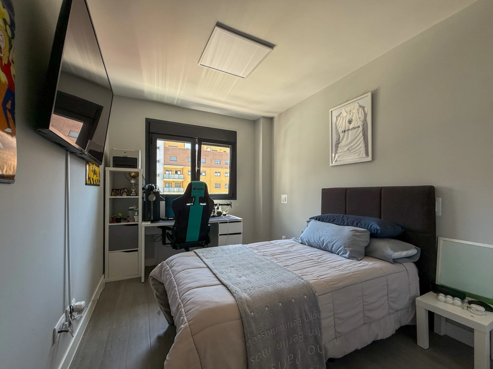 Piso prácticamente a estrenar con 4 dormitorios, gran terraza, 2 garajes y urbanización completa en Aguas Vivas