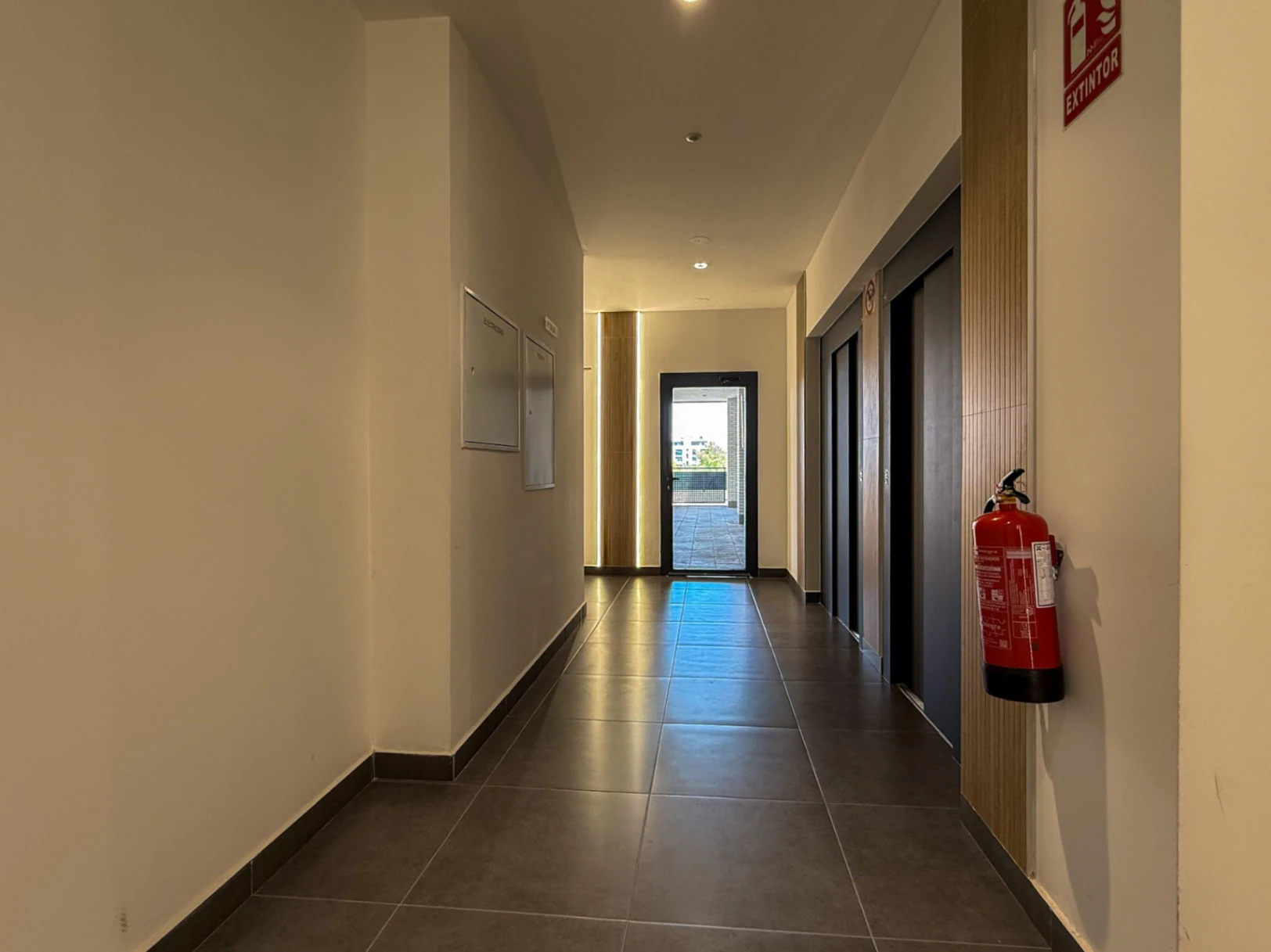 Piso prácticamente a estrenar con 4 dormitorios, gran terraza, 2 garajes y urbanización completa en Aguas Vivas
