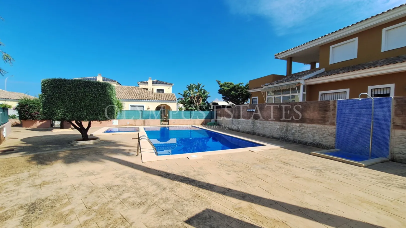 Soleada Casa en Vergel con Piscina Comunitaria