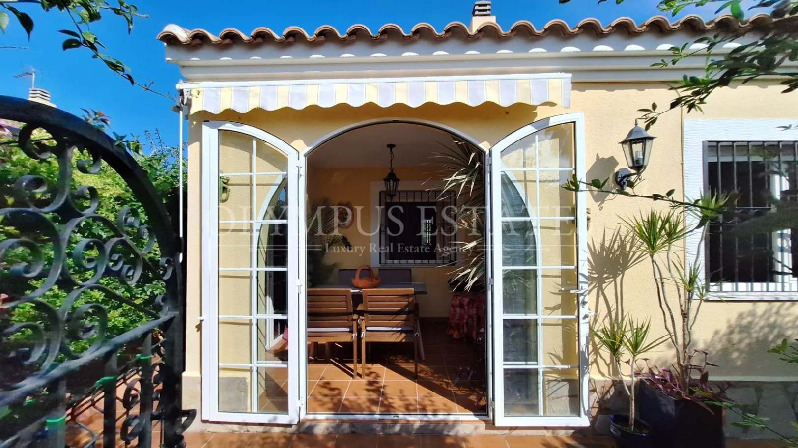 Soleada Casa en Vergel con Piscina Comunitaria
