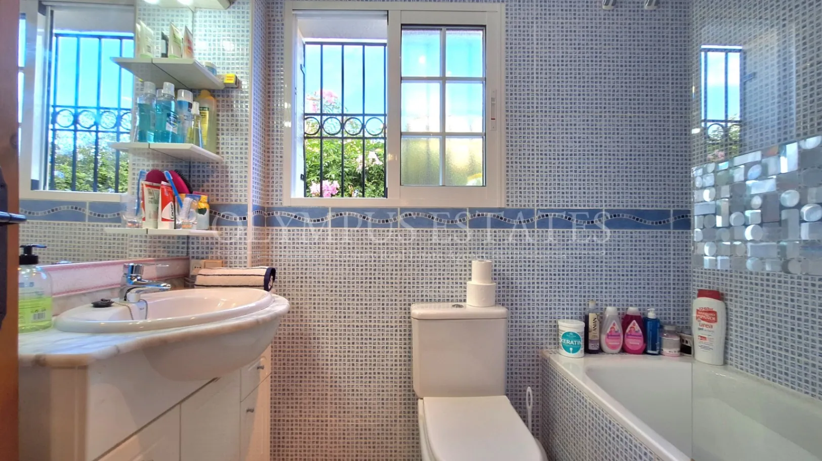 Soleada Casa en Vergel con Piscina Comunitaria