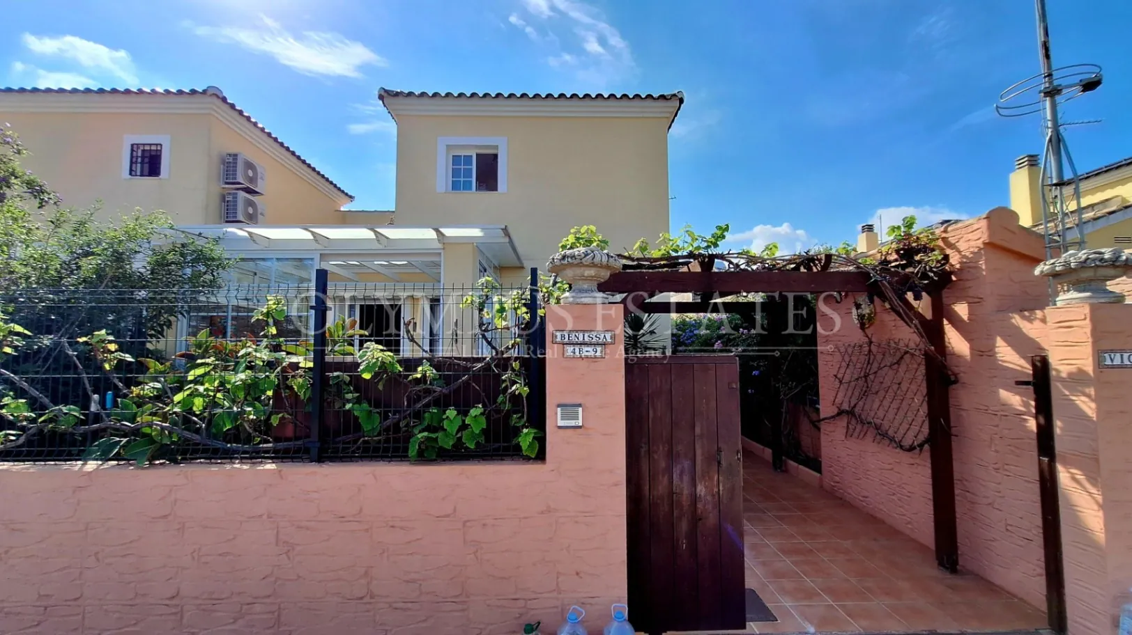 Soleada Casa en Vergel con Piscina Comunitaria