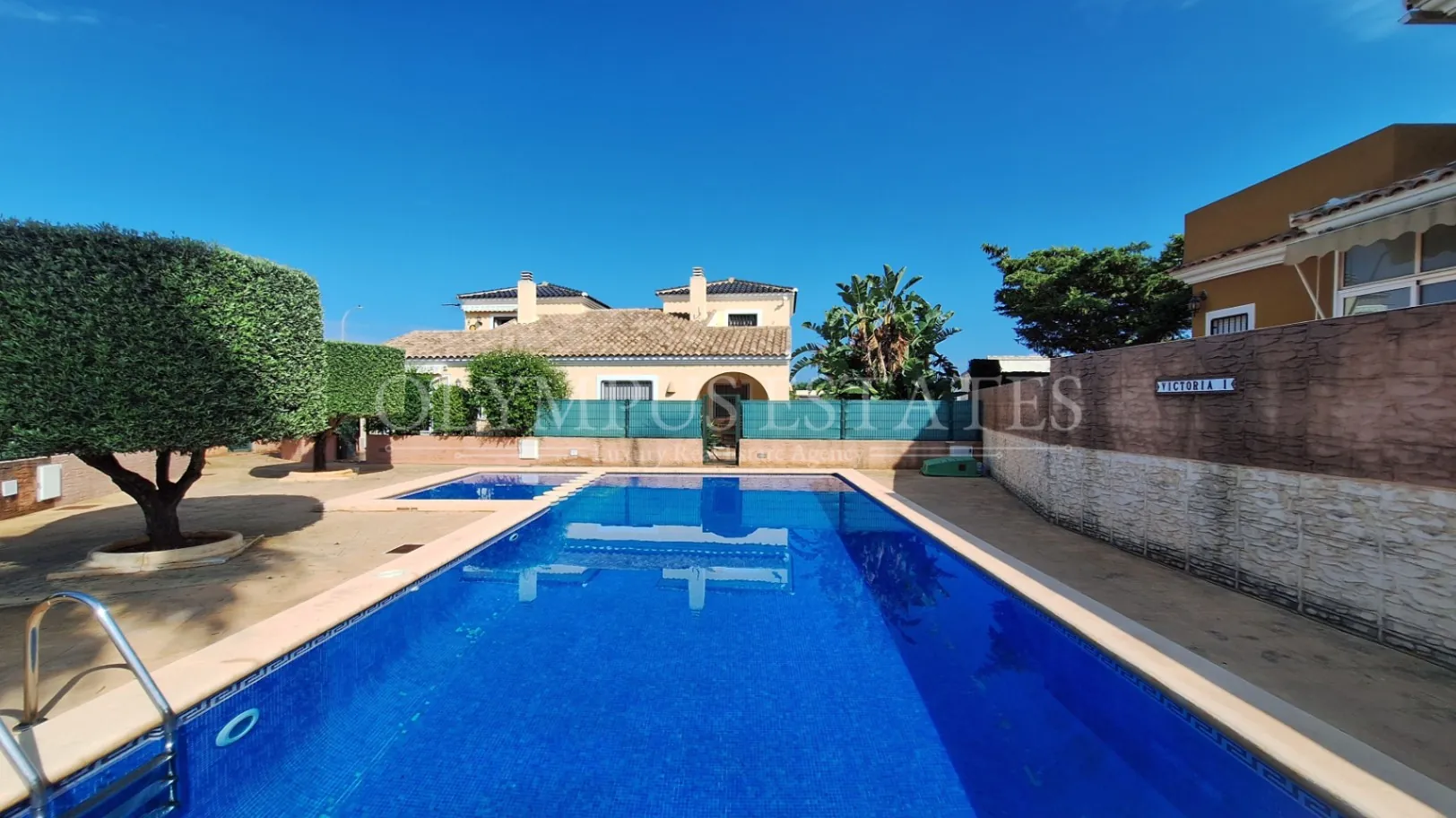 Soleada Casa en Vergel con Piscina Comunitaria