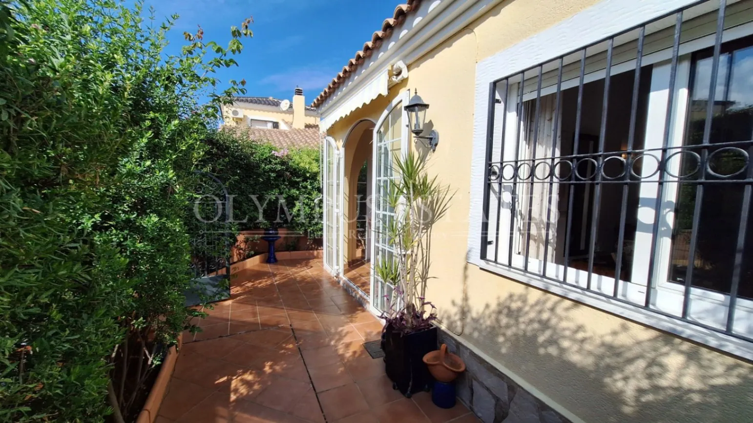 Soleada Casa en Vergel con Piscina Comunitaria