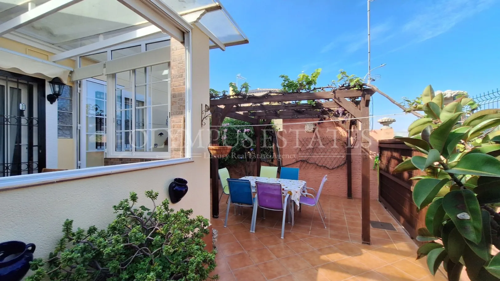 Soleada Casa en Vergel con Piscina Comunitaria