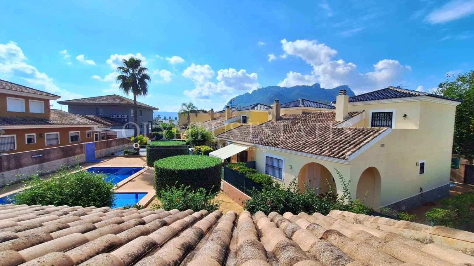 Soleada Casa en Vergel con Piscina Comunitaria
