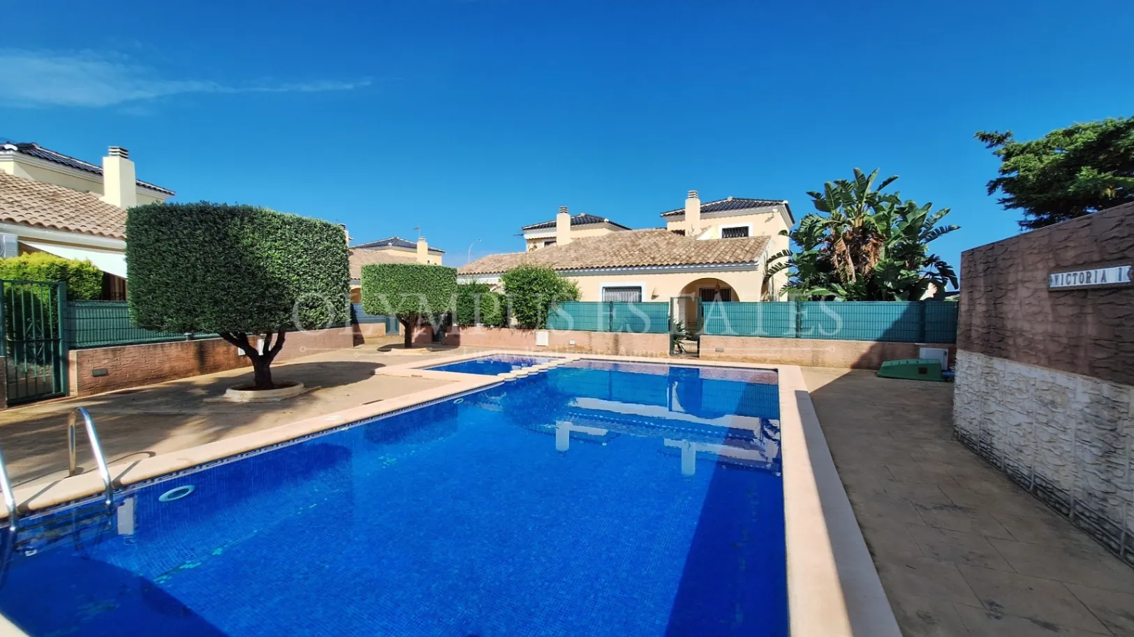 Soleada Casa en Vergel con Piscina Comunitaria