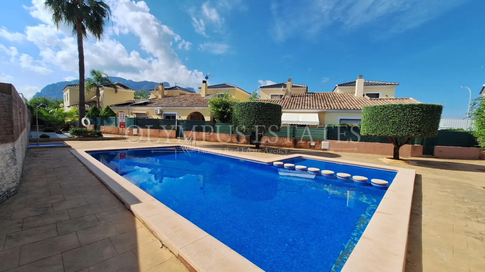 Soleada Casa en Vergel con Piscina Comunitaria
