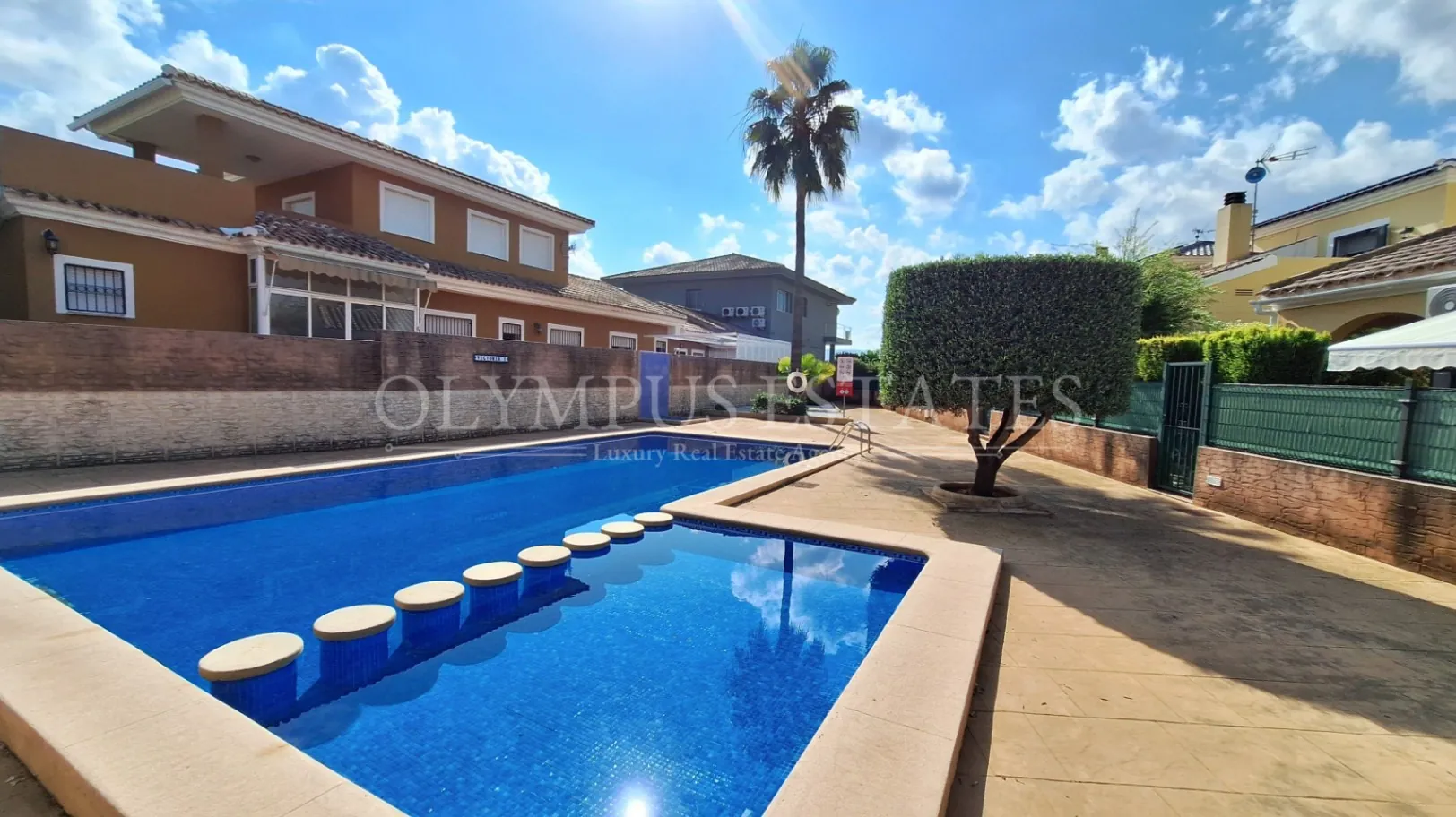 Soleada Casa en Vergel con Piscina Comunitaria