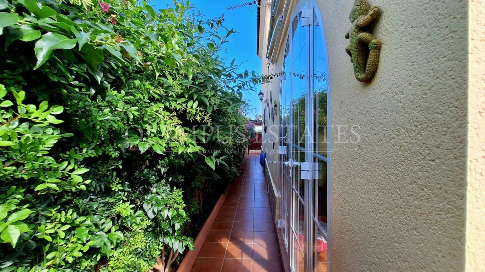 Soleada Casa en Vergel con Piscina Comunitaria
