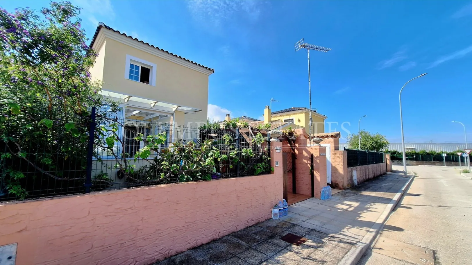 Soleada Casa en Vergel con Piscina Comunitaria