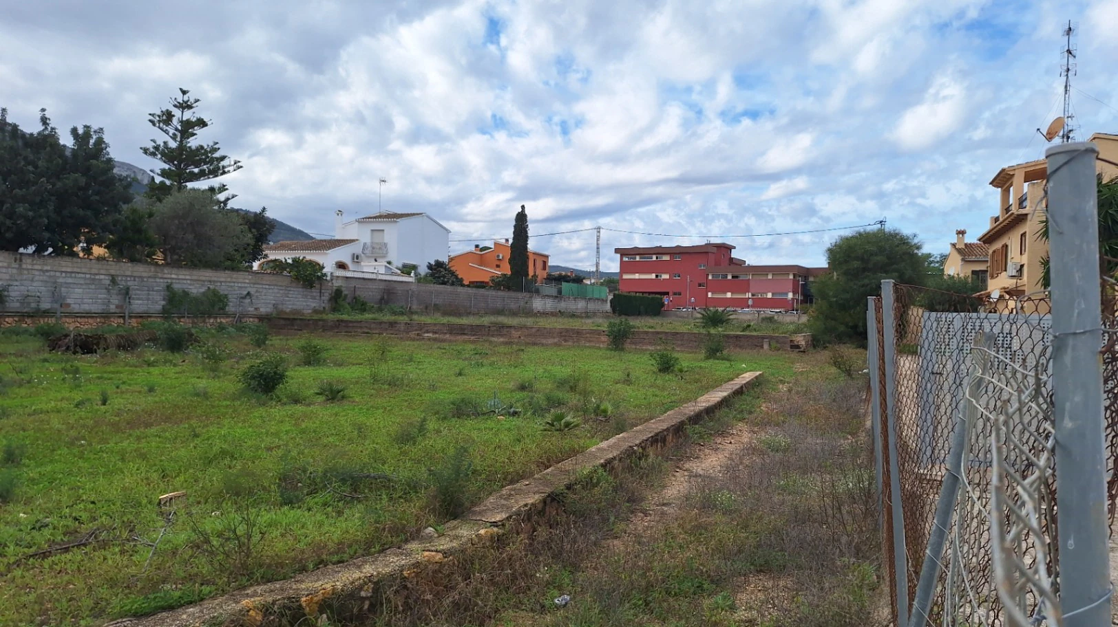Terreno cerca del centro con 2.619m2 edificables y 4.366 m² efectivos.