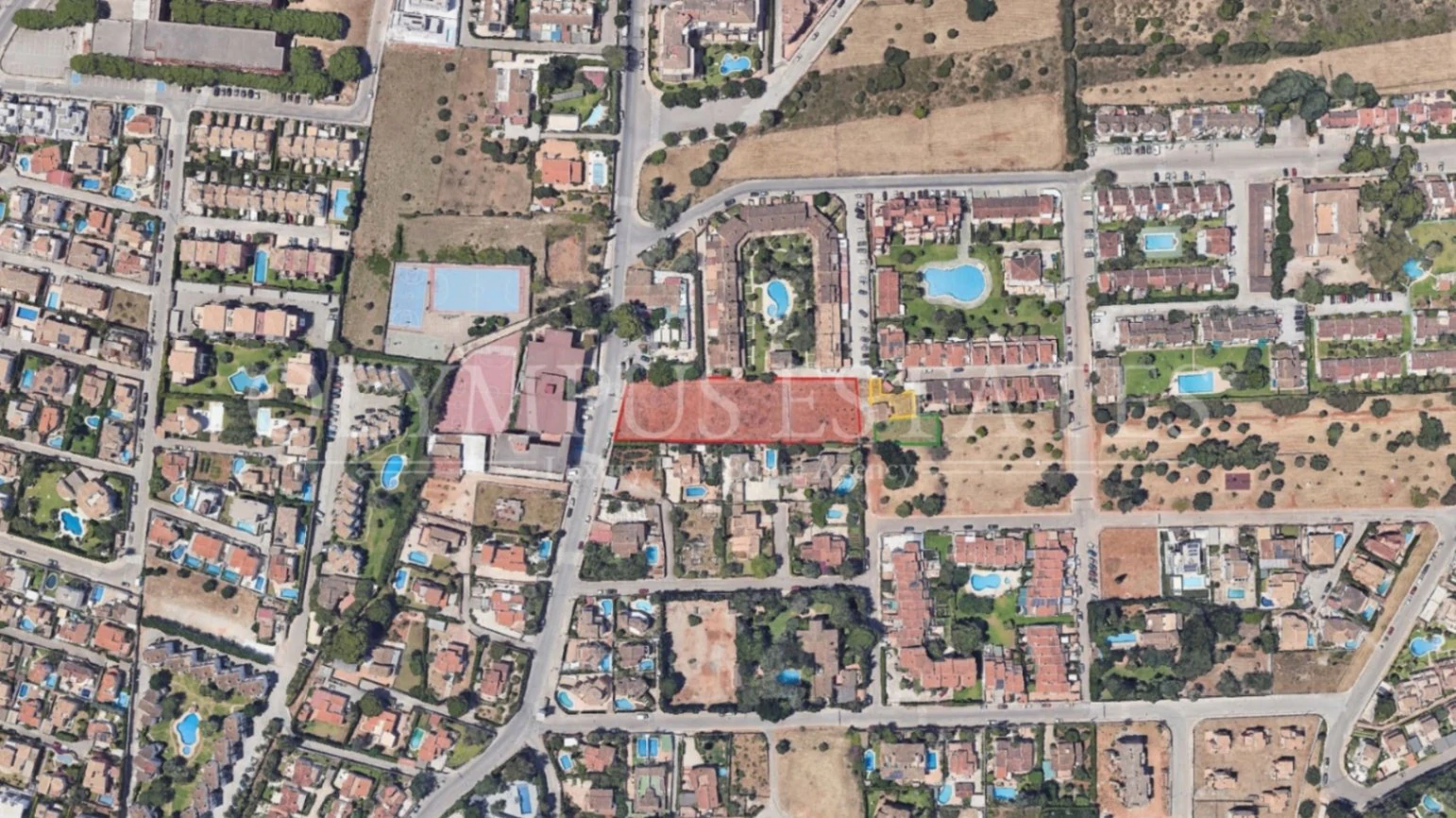 Terreno cerca del centro con 2.619m2 edificables y 4.366 m² efectivos.