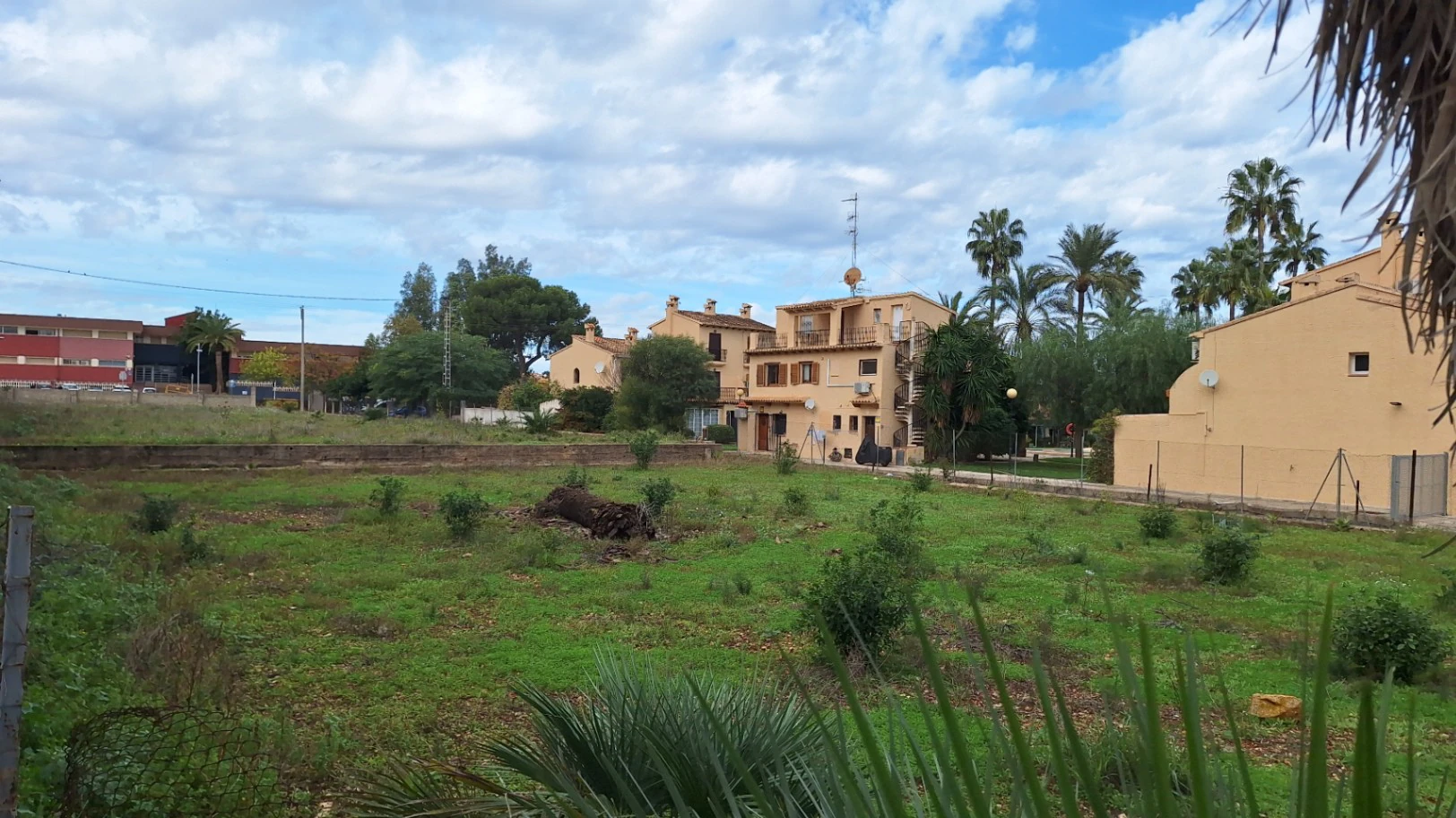 Terreno cerca del centro con 2.619m2 edificables y 4.366 m² efectivos.