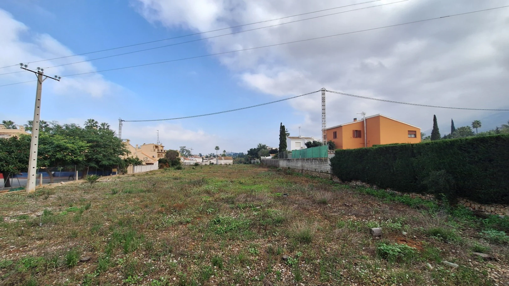 Terreno cerca del centro con 2.619m2 edificables y 4.366 m² efectivos.