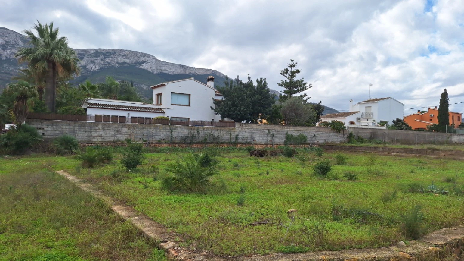 Terreno cerca del centro con 2.619m2 edificables y 4.366 m² efectivos.