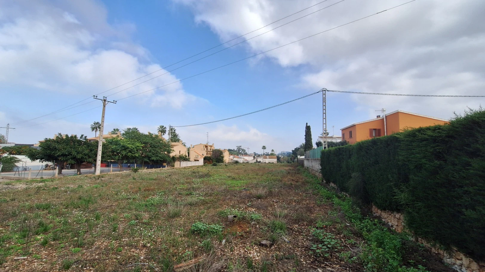 Terreno cerca del centro con 2.619m2 edificables y 4.366 m² efectivos.
