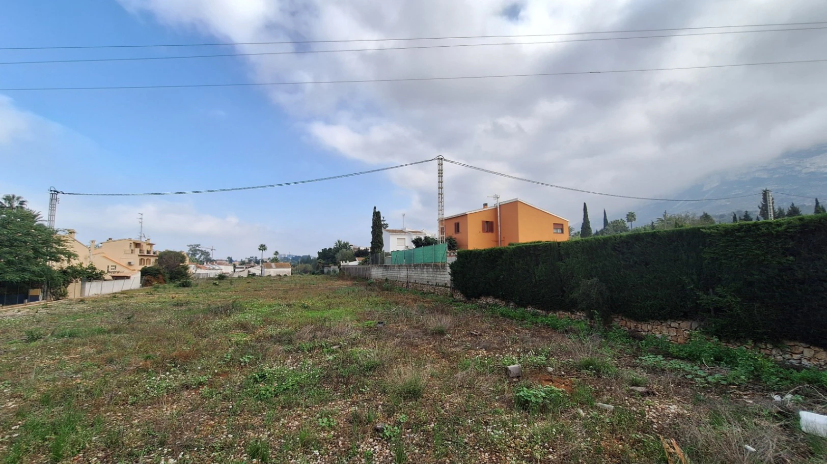 Terreno cerca del centro con 2.619m2 edificables y 4.366 m² efectivos.