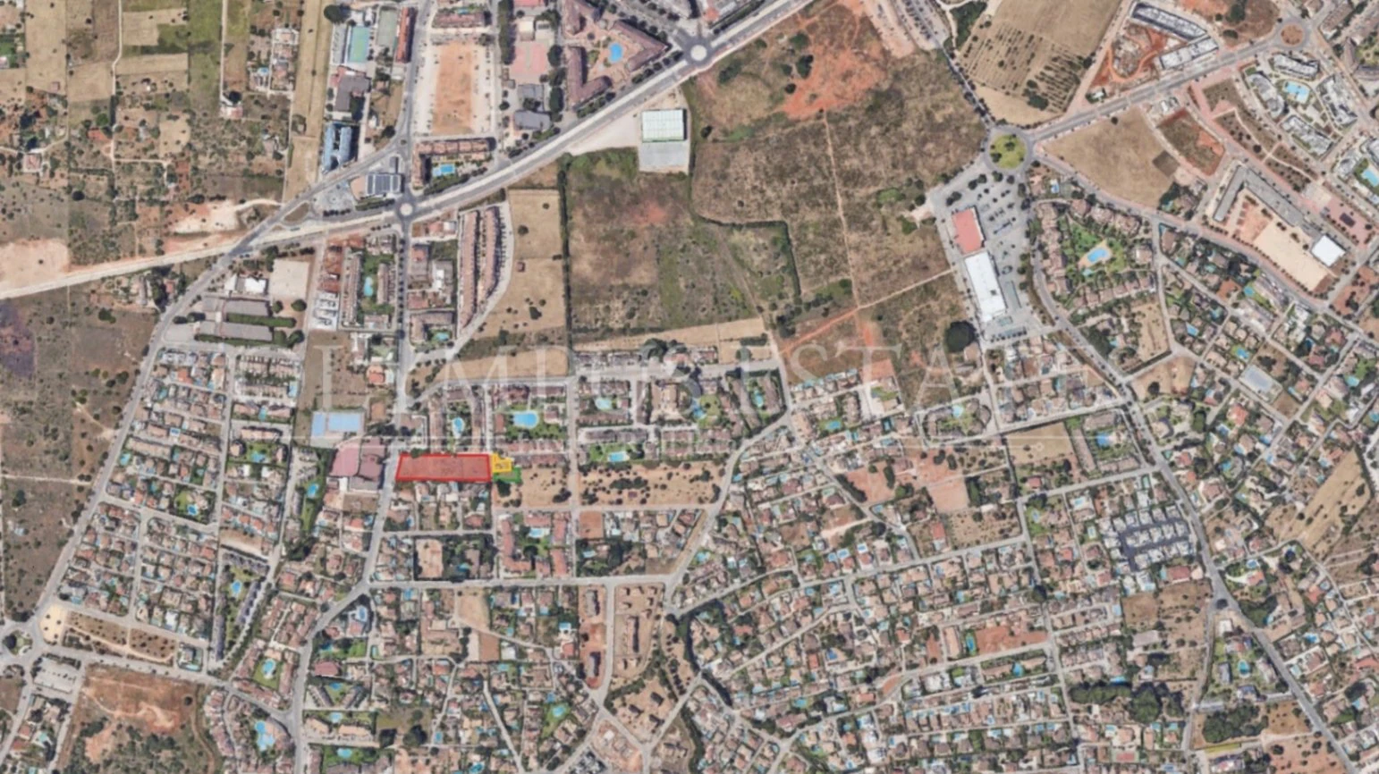 Terreno cerca del centro con 2.619m2 edificables y 4.366 m² efectivos.