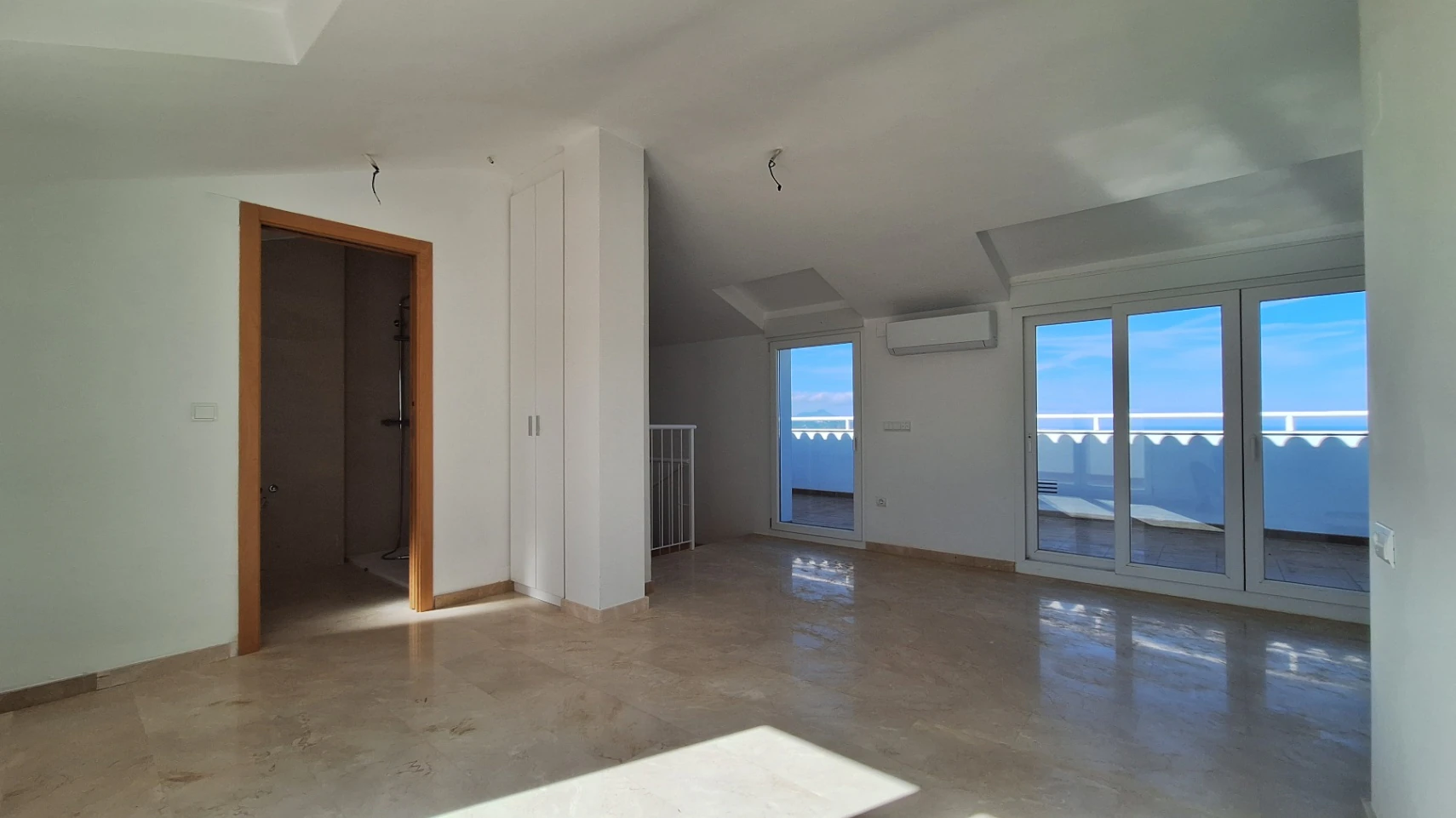 Atico de obra nueva con vistas al mar y a la montaña