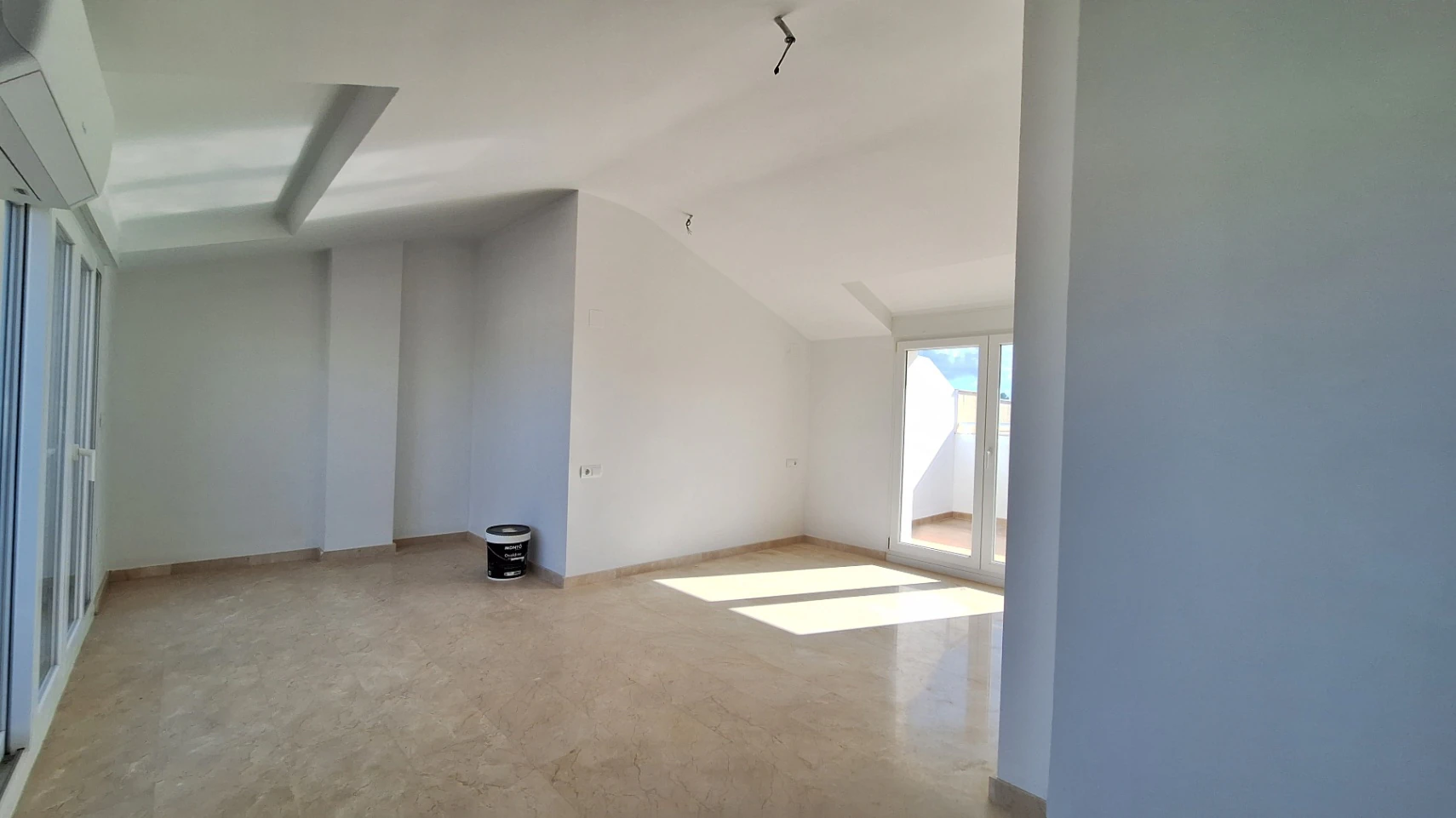 Atico de obra nueva con vistas al mar y a la montaña
