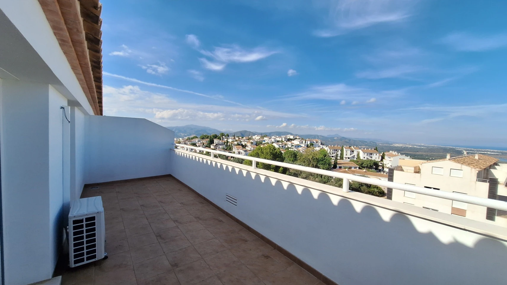 Atico de obra nueva con vistas al mar y a la montaña