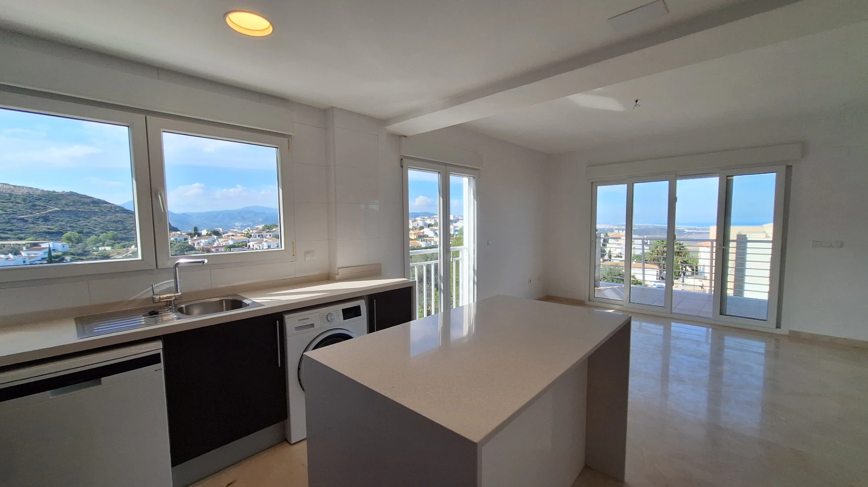 Atico duplex de obra nueva con vistas al mar y la montaña