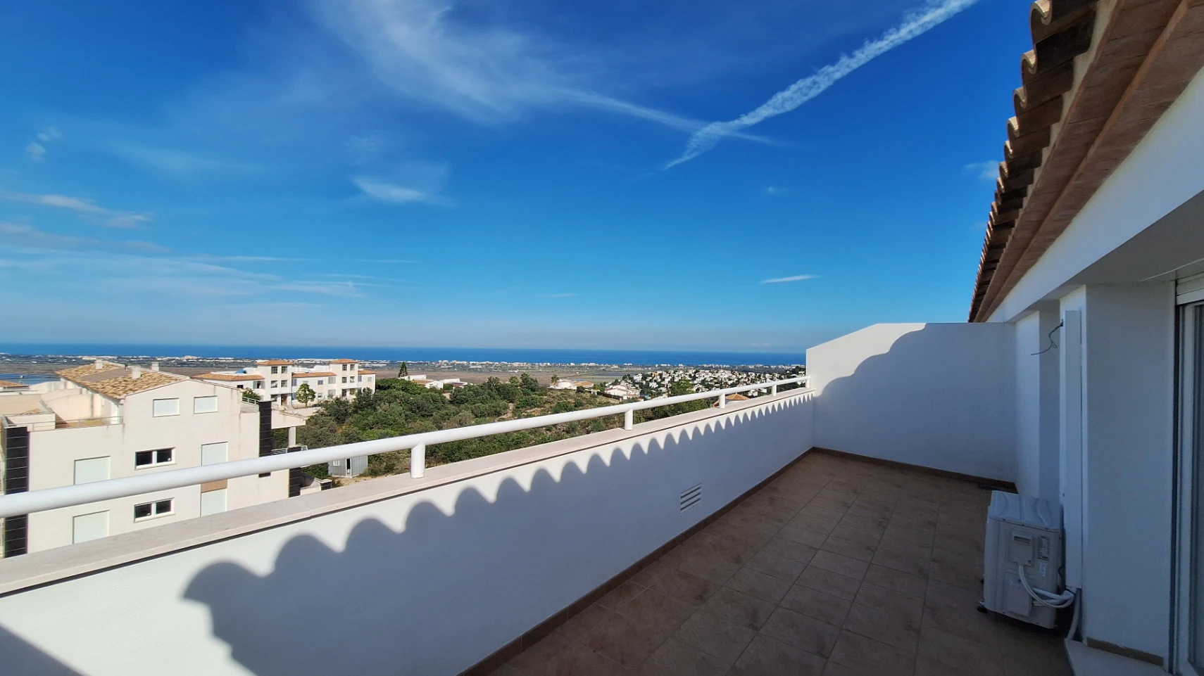 Atico duplex de obra nueva con vistas al mar y la montaña