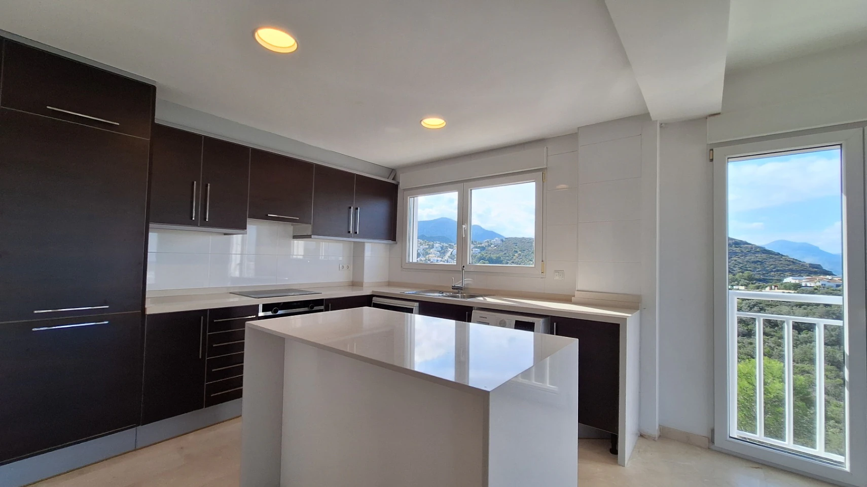Atico duplex de obra nueva con vistas al mar y la montaña