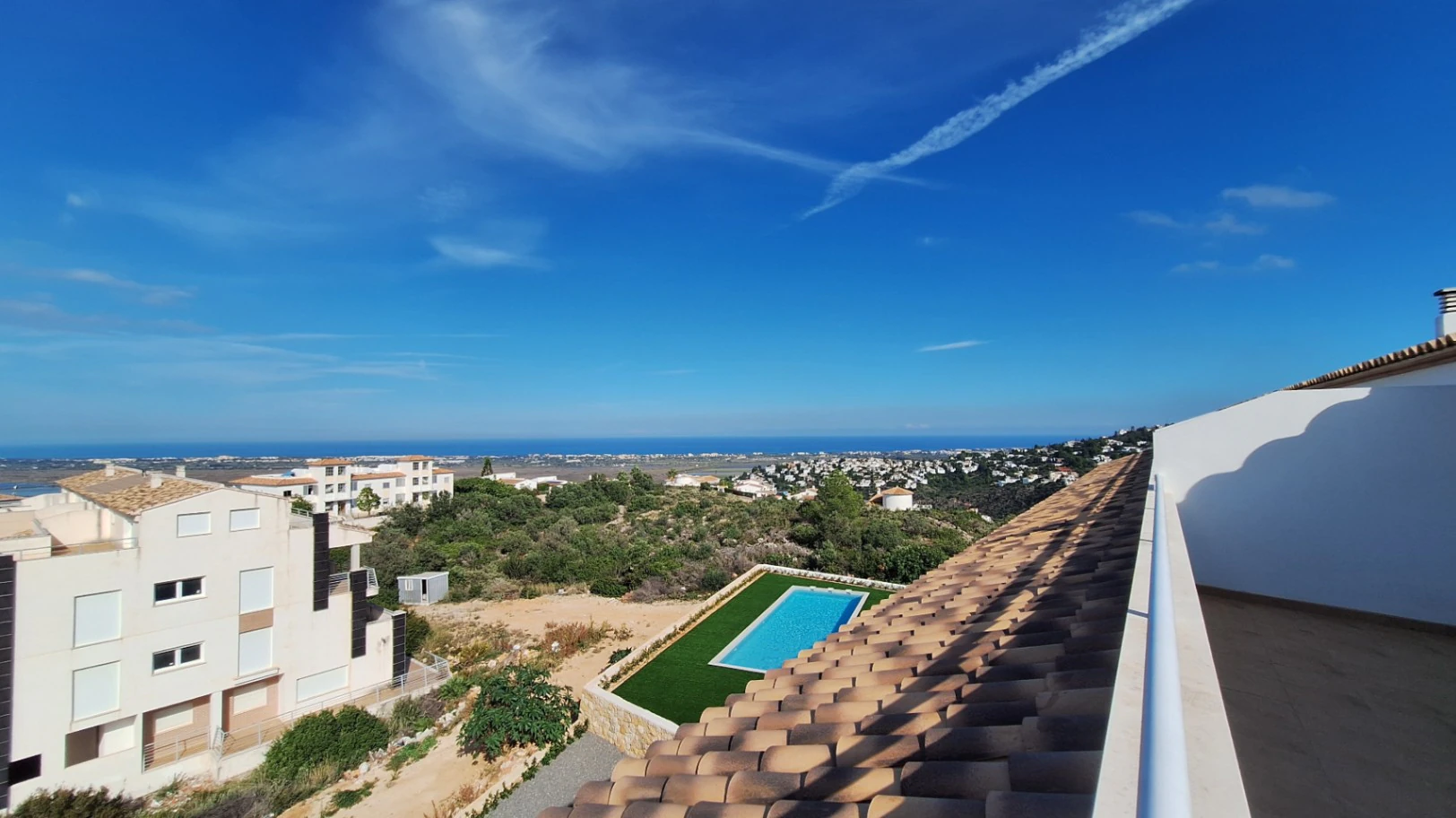 Atico duplex de obra nueva con vistas al mar y la montaña