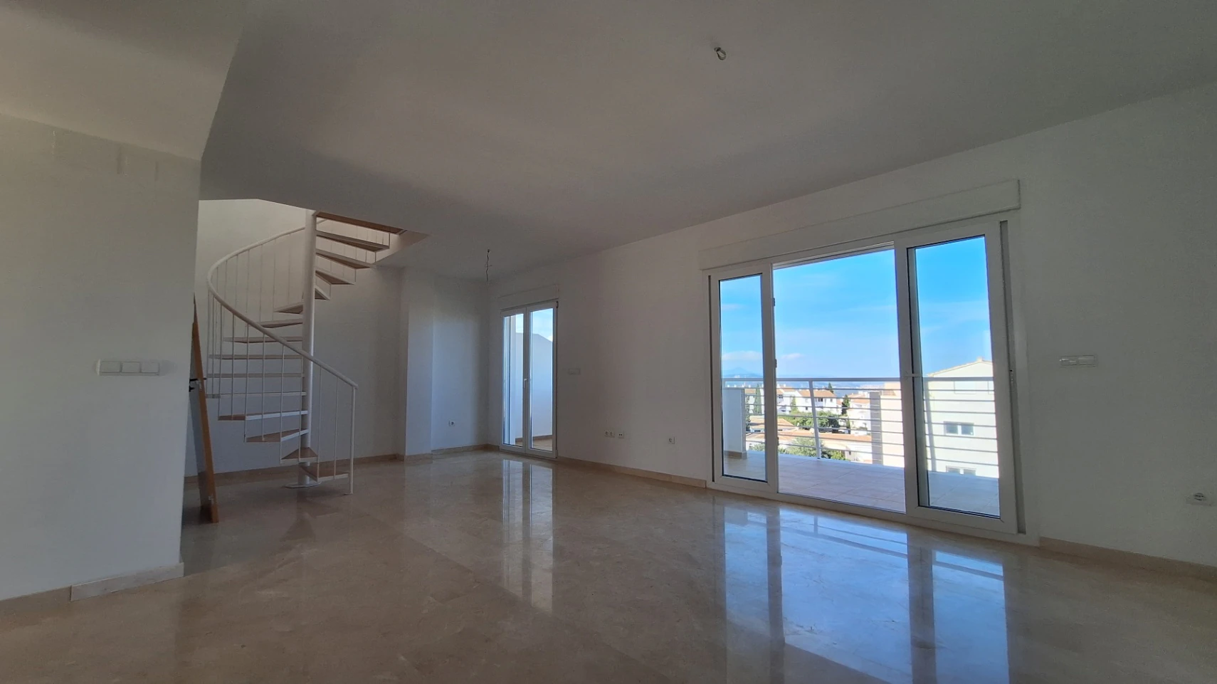 Atico de obra nueva con vistas al mar y a la montaña